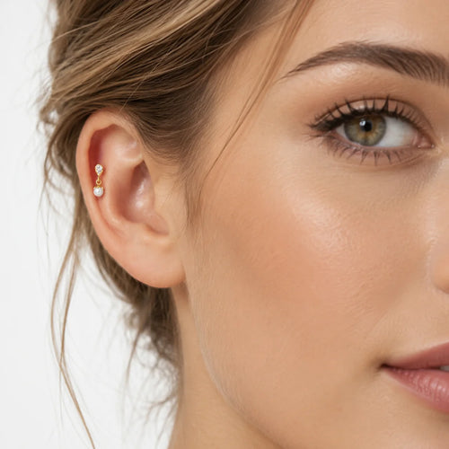 Zlatý piercing do ucha s visací perlou