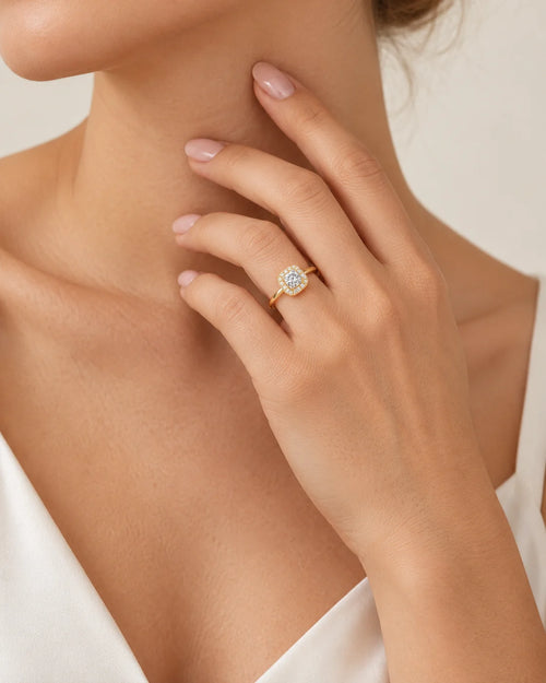 Zlatý prsten s laboratorním diamantem cushion a diamantovou obrubou