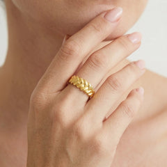 Graceful leafy waves gold ring