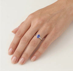 Charming white gold diamond ring with tanzanite