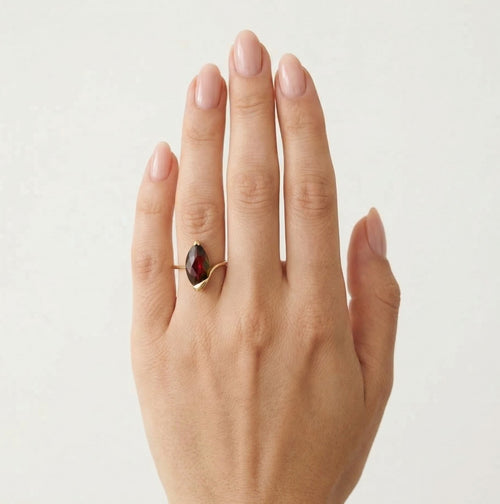 Eleganz im Marquise-Schliff Granat Ring