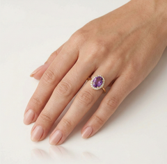 Zlatý prsten s oválně broušeným ametystem