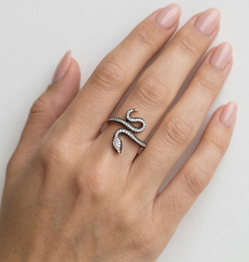 Schlangenring mit schwarzen und weißen Diamanten