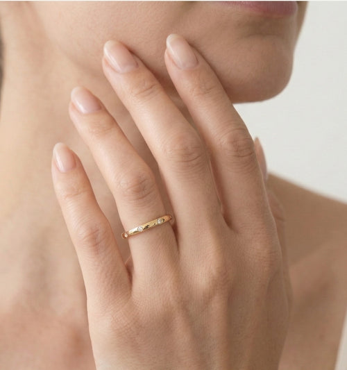 Thin yellow gold ring and zircons