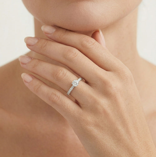 Anillo brillante de diamante redondo de corte escalonado fino