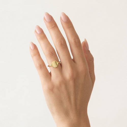 Goldener Ring mit strahlendem, krappengefasstem Zirkonia