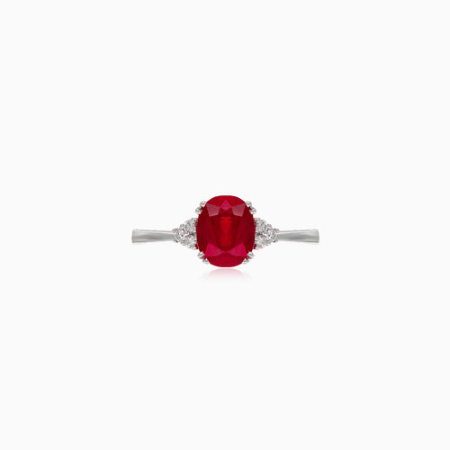 Anmutiger Ring aus Weißgold mit Rubin und Diamanten