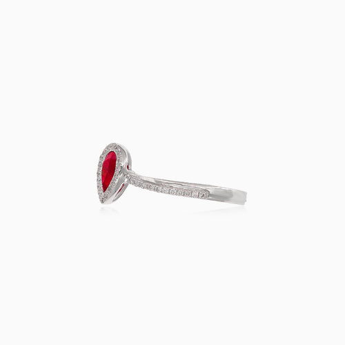 Sophisticated 18kt diamond and ruby ring