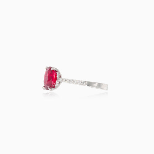 Weißgoldring mit ovalem Rubin und Diamanten