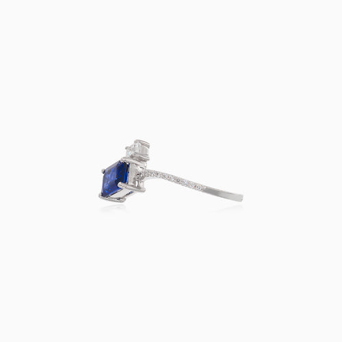 Eleganter Weißgold-Diamant- und Saphir-Ring