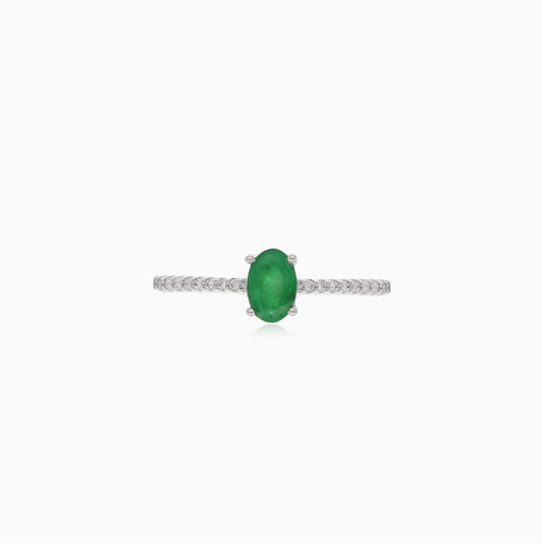 Klassischer Ring aus Weißgold mit Diamant und Smaragd