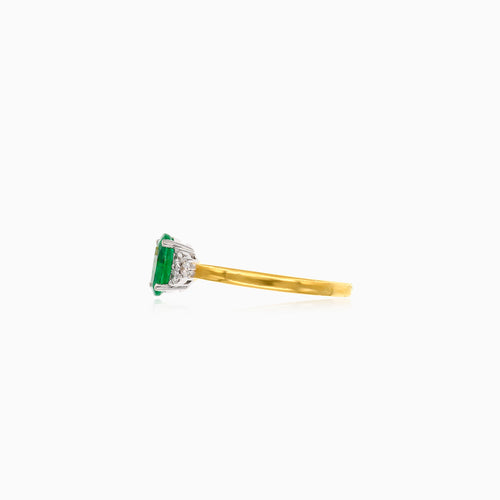 Eleganter 18kt Goldring mit Diamant und ovalem Smaragd