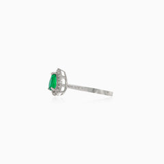 Weißgoldring mit Diamanten und tropfenförmigem Smaragd