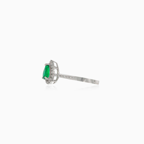 Weißgoldring mit Diamanten und tropfenförmigem Smaragd