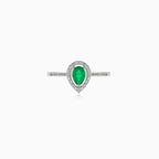 Weißgoldring mit Diamanten und tropfenförmigem Smaragd