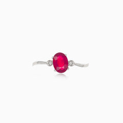 Weißgoldring mit ovalem Rubin und Diamanten