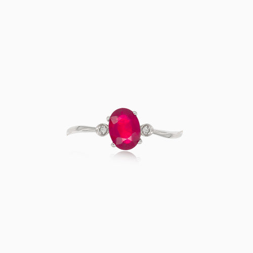 Weißgoldring mit ovalem Rubin und Diamanten