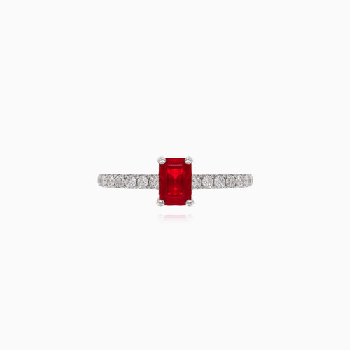 Strahlender Ring mit rundem Diamant, Smaragd und Rubin