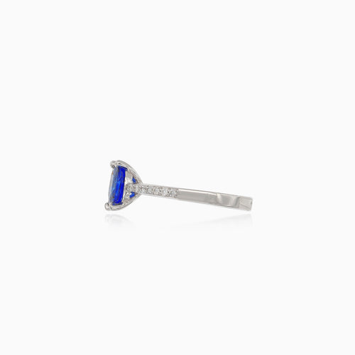 Weißgold-Saphirring mit Diamanten