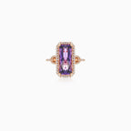 Ring aus Roségold mit Diamanten und Amethyst im Smaragdschliff