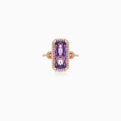 Ring aus Roségold mit Diamanten und Amethyst im Smaragdschliff