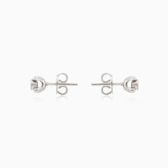 Boucles d’oreilles puces en or blanc avec diamants scintillants
