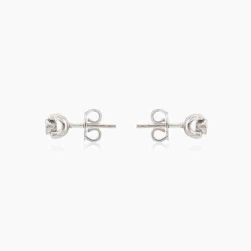 Boucles d’oreilles puces en or blanc avec diamants scintillants