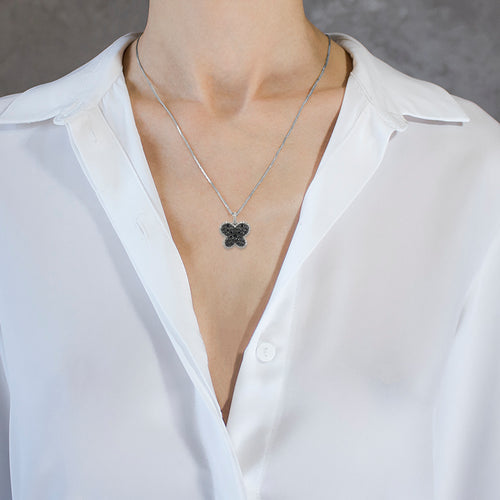 Přívěšek motýl z bílého zlata s černými a bílými diamanty