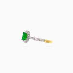 Gelbgoldener königlicher Ring mit Diamant und Smaragd