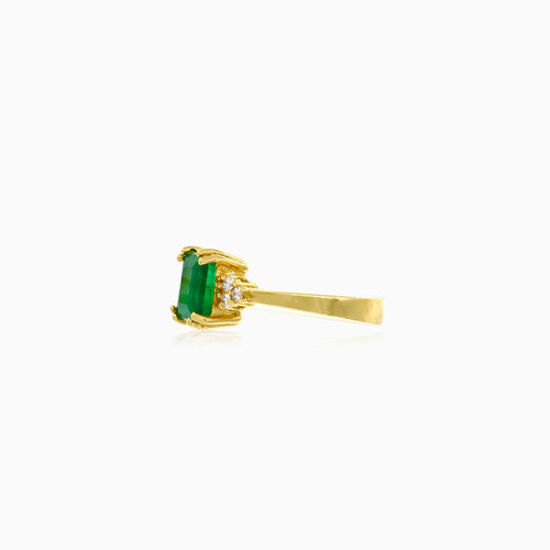 Gelbgoldener Ring mit Diamant und Smaragd