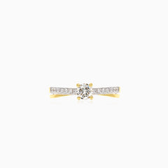 Bague chic avec diamant rond à taille escalier fine