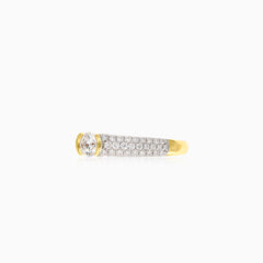 Elegante anillo de compromiso de oro amarillo con diamantes