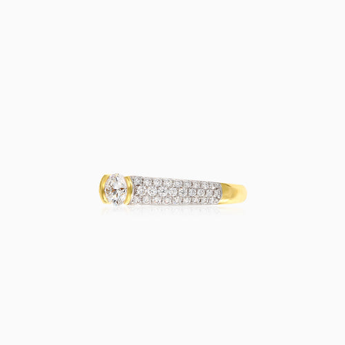 Elegante anillo de compromiso de oro amarillo con diamantes