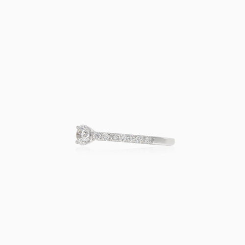 Funkelnder Ring mit rund facettiertem Diamanten im Stufenschliff