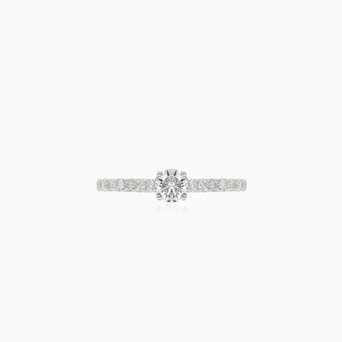 Funkelnder Ring mit rund facettiertem Diamanten im Stufenschliff