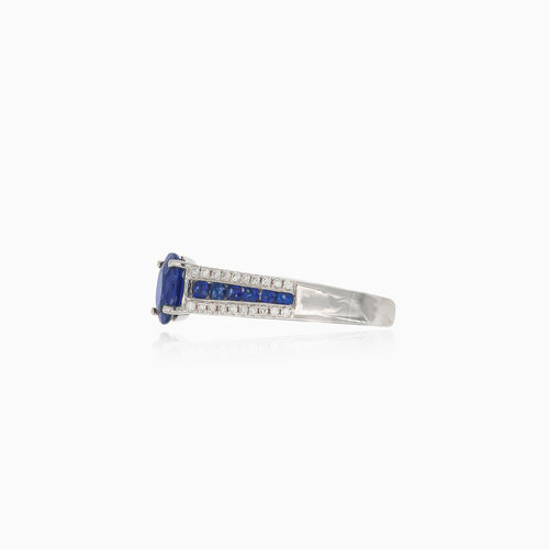 Spektakulärer Diamantring mit Saphir