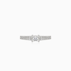 Bague de fiançailles éblouissante en or blanc avec diamant taille princesse