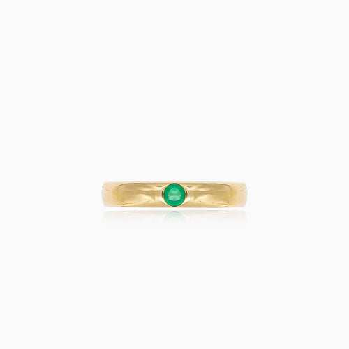 Einfacher Goldring mit kleinem Smaragd