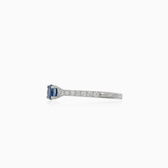 Feiner Weißgoldring mit Diamanten und Saphir