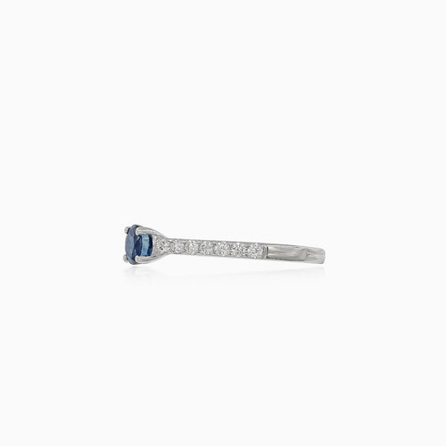 Feiner Weißgoldring mit Diamanten und Saphir