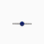 Feiner Weißgoldring mit Diamanten und Saphir