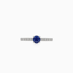 Feiner Weißgoldring mit Diamanten und Saphir