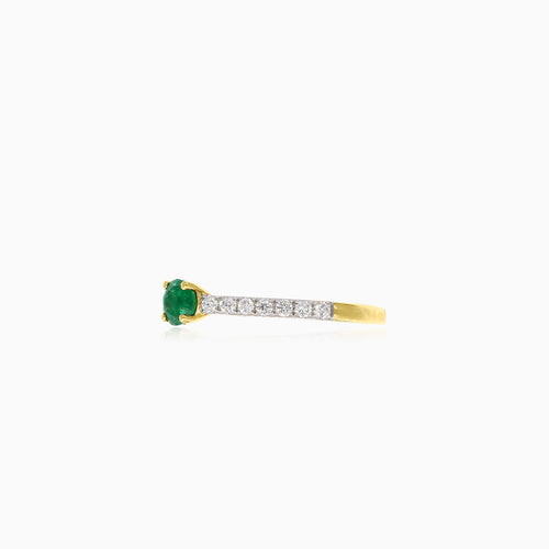Eleganter Ring mit rund geschliffenem Smaragd und Diamanten