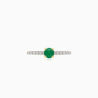 Eleganter Ring mit rund geschliffenem Smaragd und Diamanten