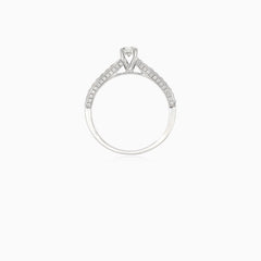 Elegante anillo de compromiso de oro blanco con diamante