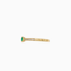 Eleganter Goldring mit Smaragd und Diamanten