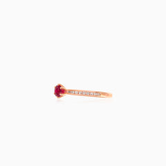 Eleganter Roségoldring mit Diamant und Rubin