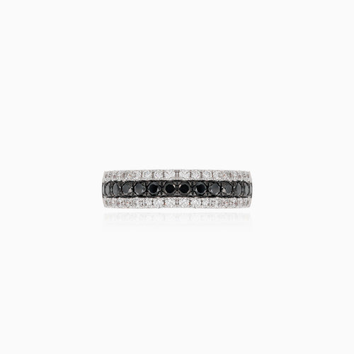 Ring aus Gold mit schwarzen und weißen Diamanten