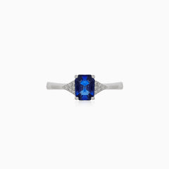 Stilvoller Weißgoldring mit Saphir und Diamanten