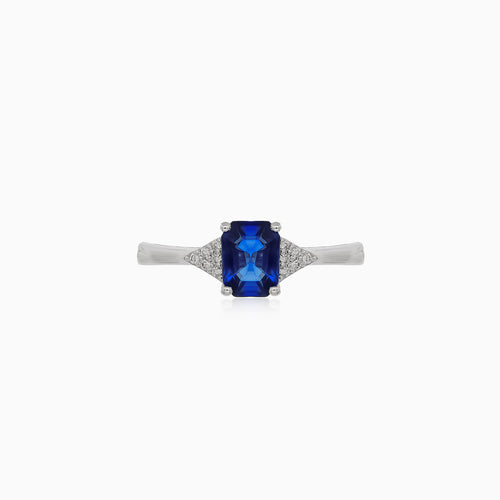 Stilvoller Weißgoldring mit Saphir und Diamanten